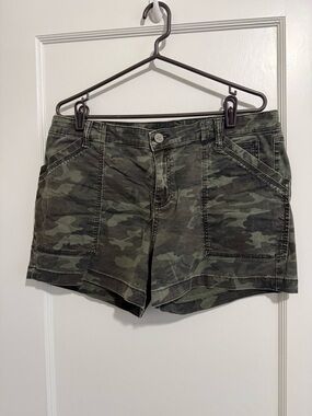 Kut from the Kloth Camouflage Cargo Shorts - Olive